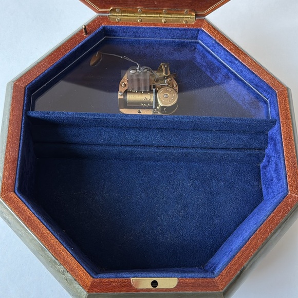 Vintage Inlaid & Lacquered Wood Ruege Music Jewelry Box Plays Song “Yesterday” - Picture 4 of 8